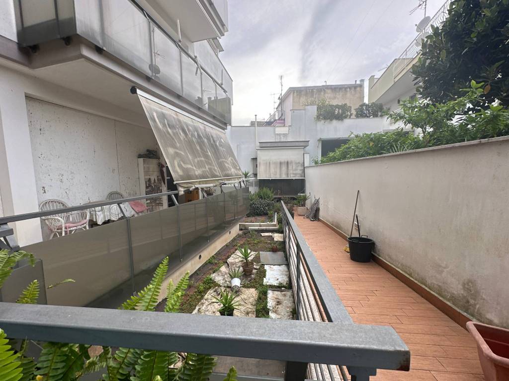 Modugno trilocale con terrazzo e box auto