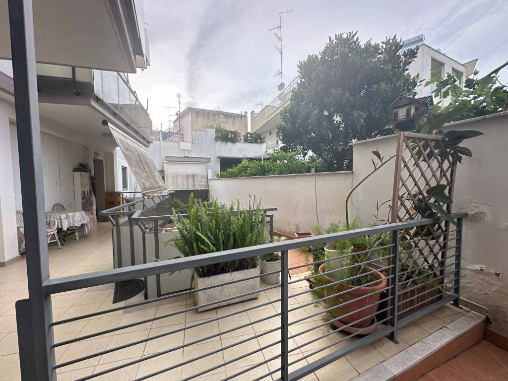 Modugno trilocale con terrazzo e box auto