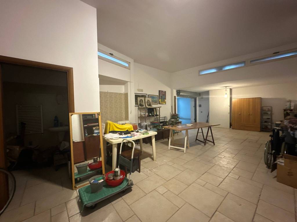 Modugno trilocale con terrazzo e box auto
