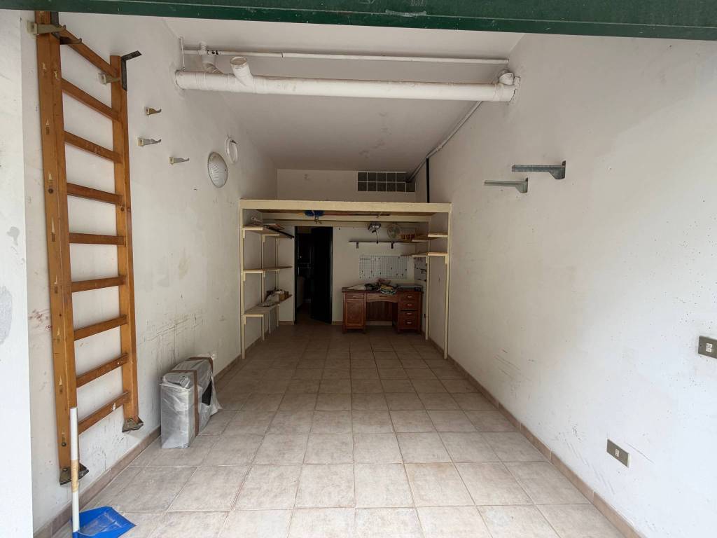 TRIVANI CON TAVERNETTA BOX E POSTO AUTO