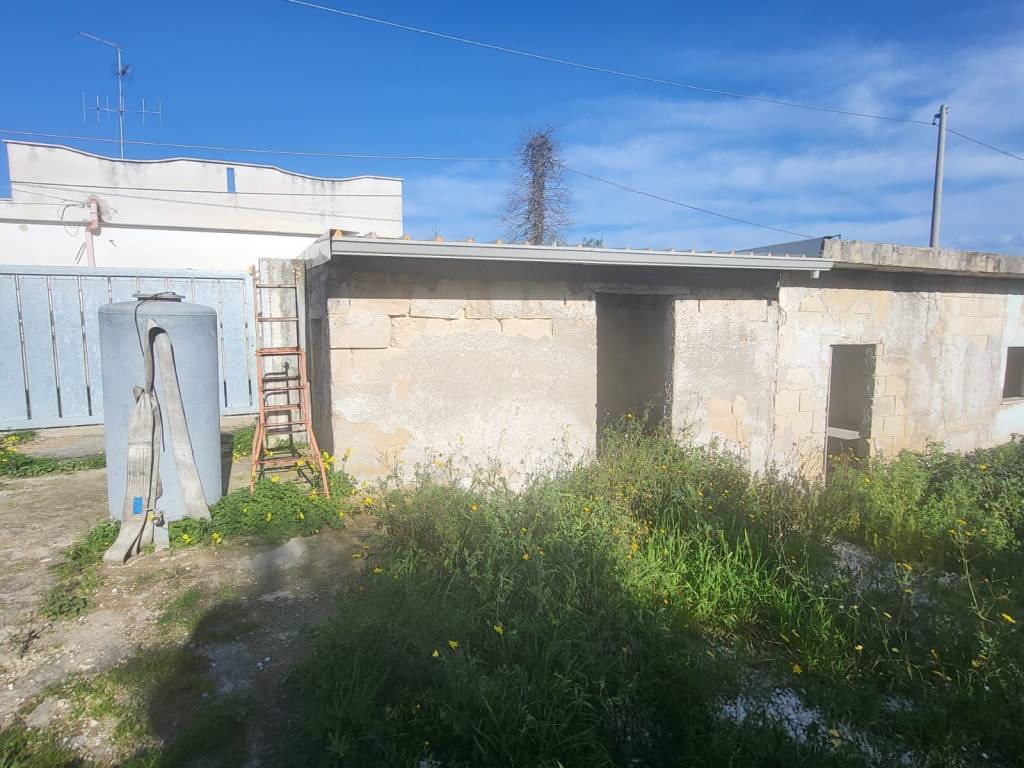RUSTICO USO DEPOSITO CON TERRENO