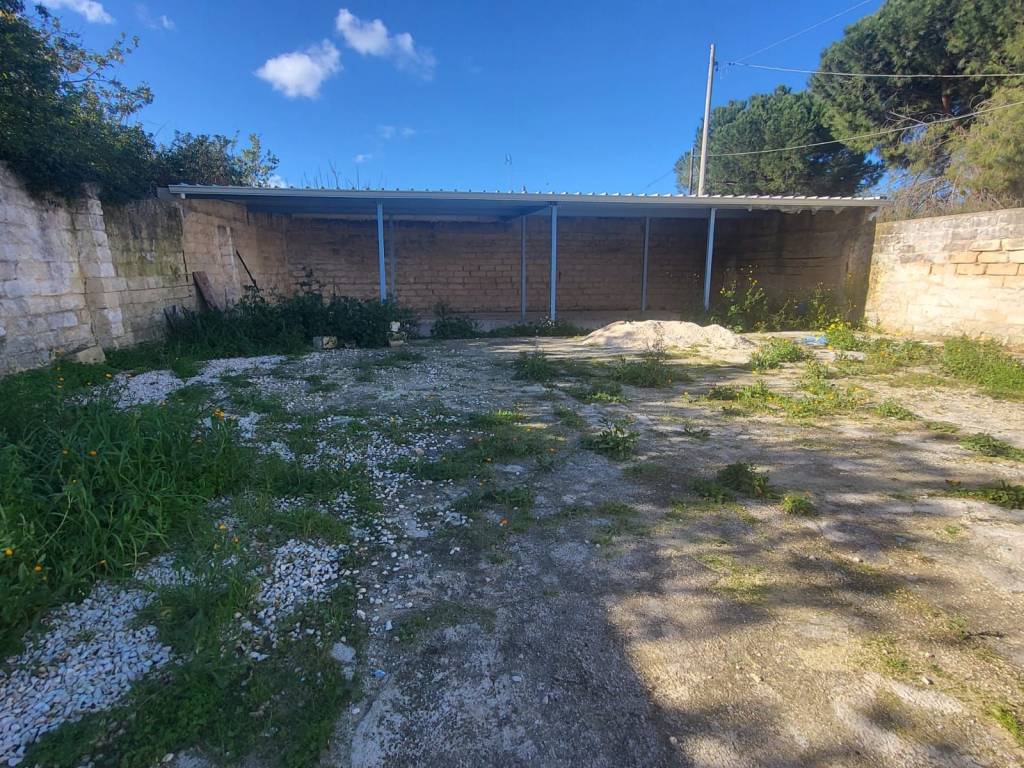 RUSTICO USO DEPOSITO CON TERRENO