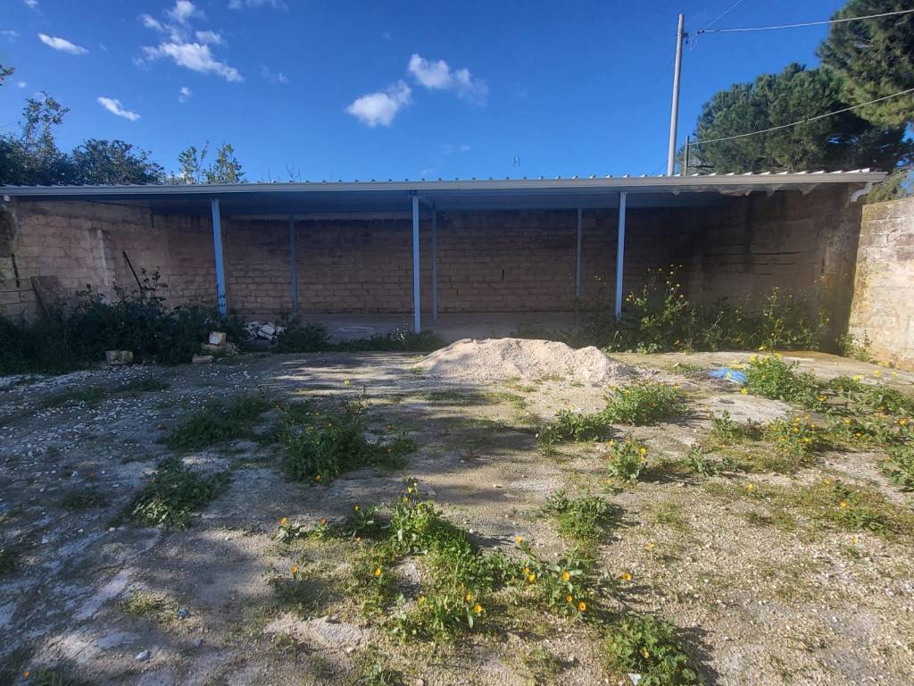 RUSTICO USO DEPOSITO CON TERRENO
