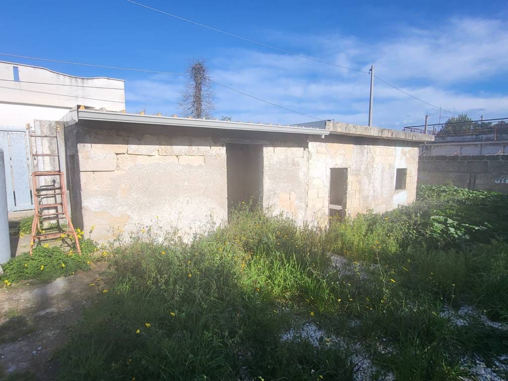 RUSTICO USO DEPOSITO CON TERRENO