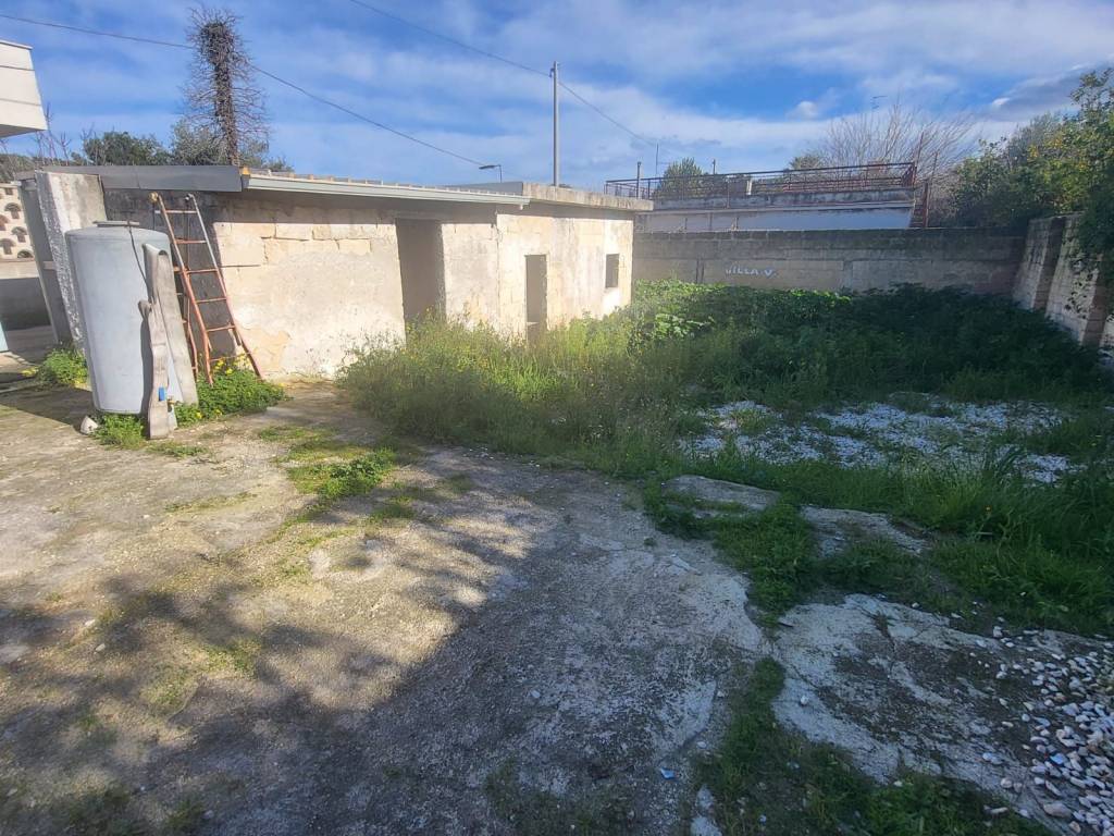 RUSTICO USO DEPOSITO CON TERRENO