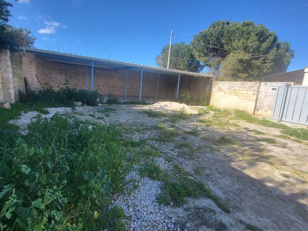 RUSTICO USO DEPOSITO CON TERRENO