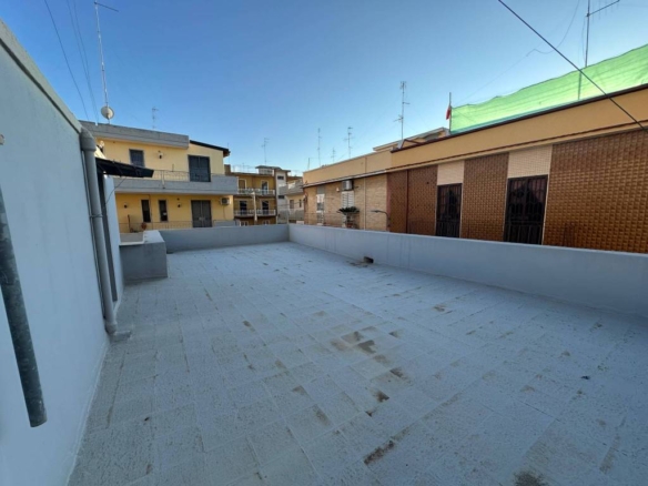 CASA INDIPENDENTE ANGOLARE CON GIARDINO