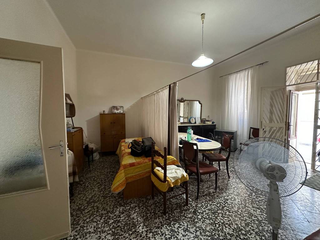 CASA INDIPENDENTE ANGOLARE CON GIARDINO