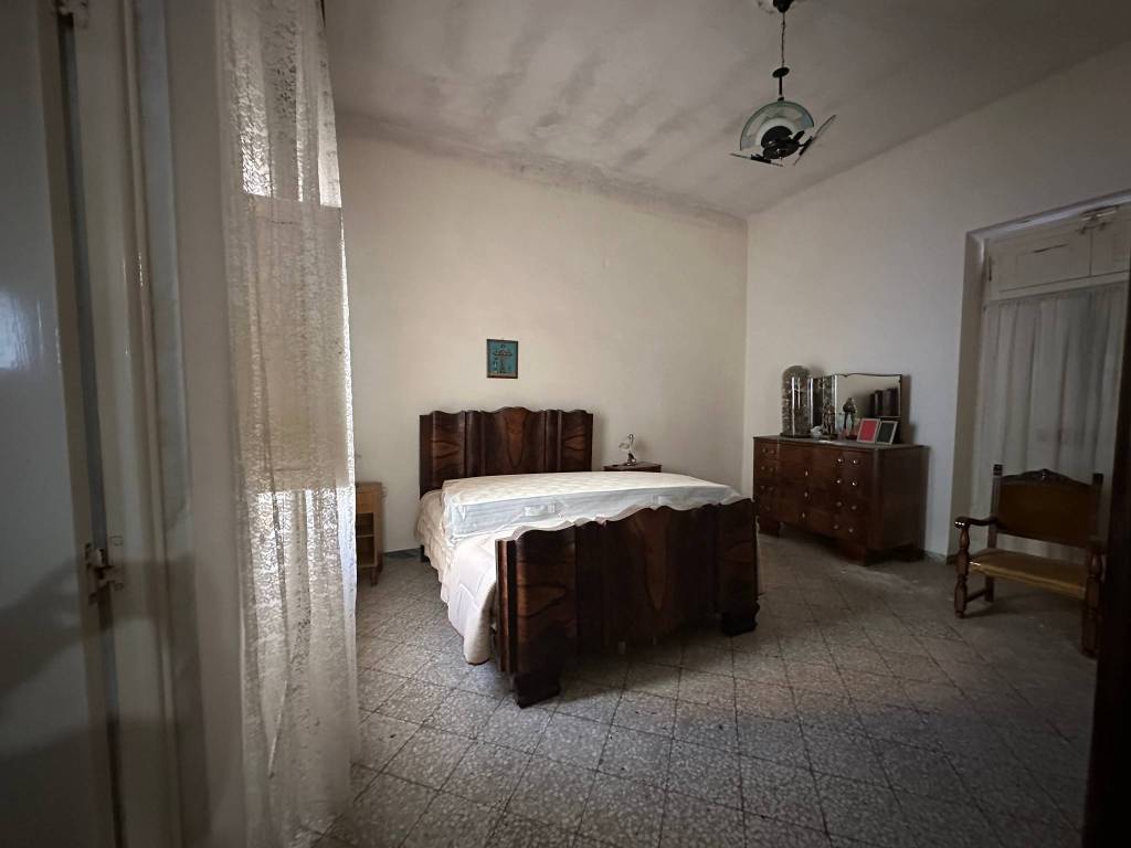 CASA INDIPENDENTE ANGOLARE CON GIARDINO