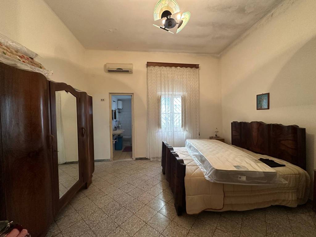 CASA INDIPENDENTE ANGOLARE CON GIARDINO