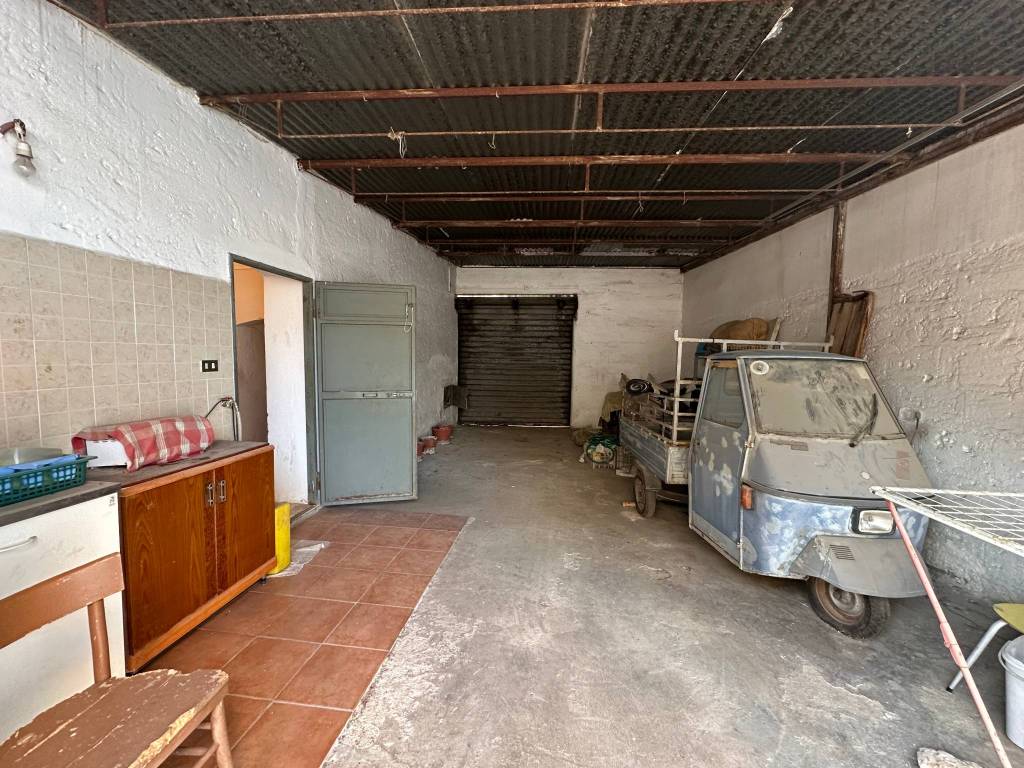 CASA INDIPENDENTE ANGOLARE CON GIARDINO