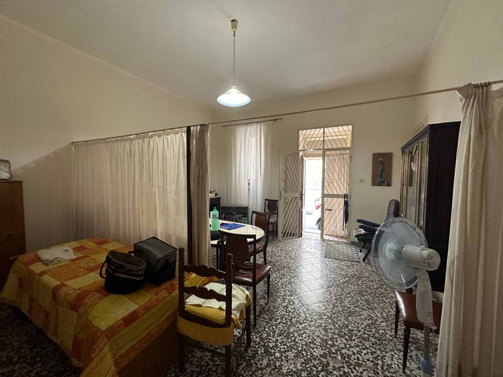 CASA INDIPENDENTE ANGOLARE CON GIARDINO