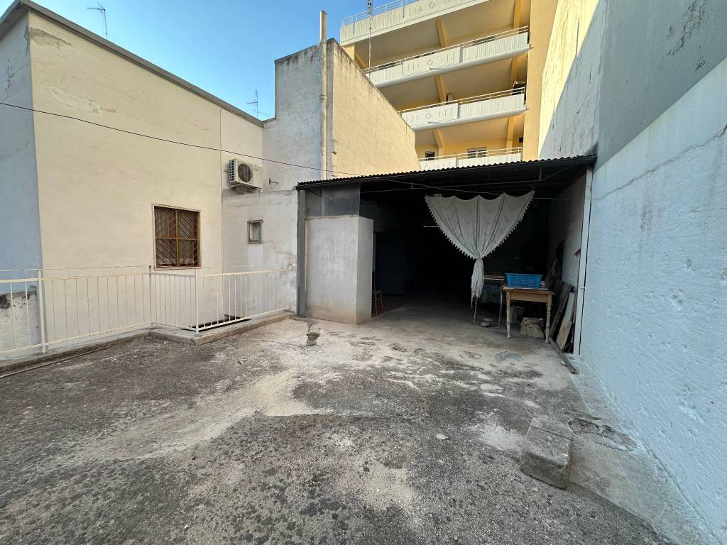 CASA INDIPENDENTE ANGOLARE CON GIARDINO