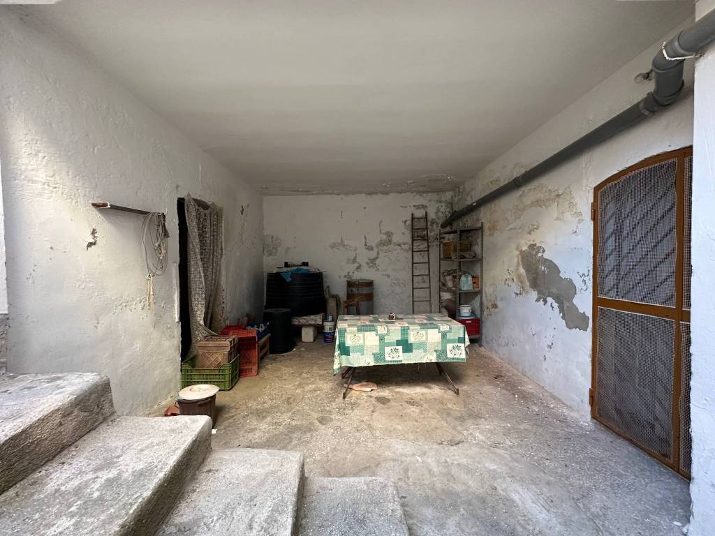 CASA INDIPENDENTE ANGOLARE CON GIARDINO