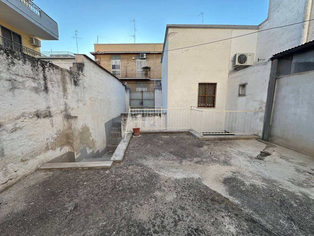CASA INDIPENDENTE ANGOLARE CON GIARDINO