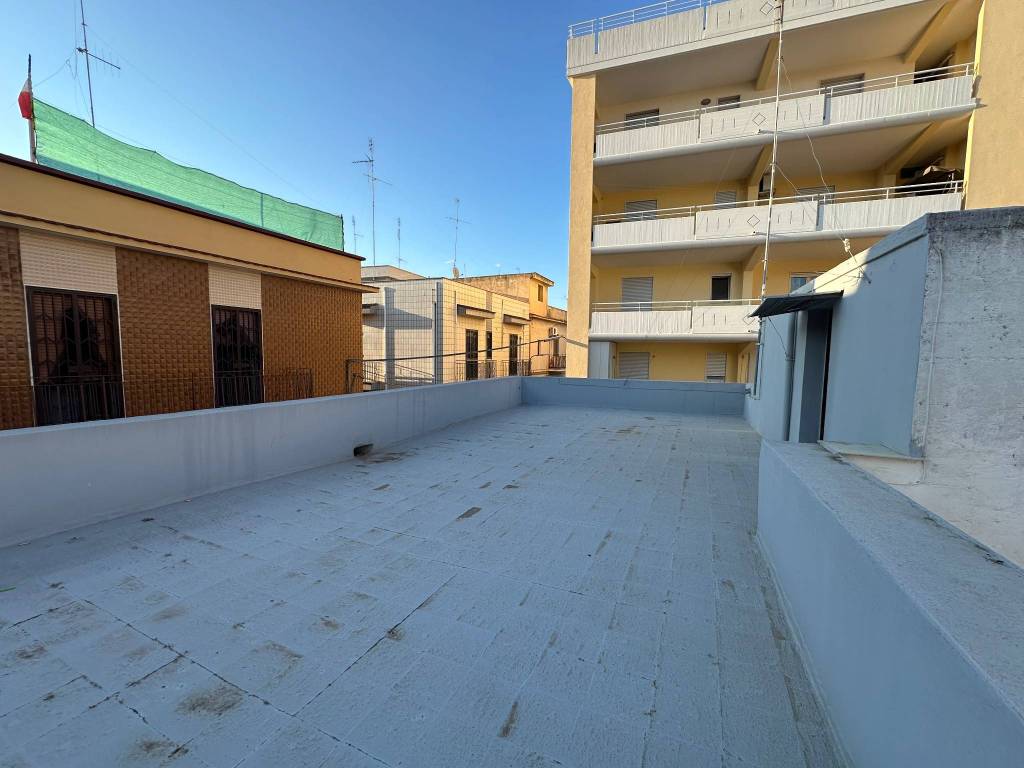 CASA INDIPENDENTE ANGOLARE CON GIARDINO