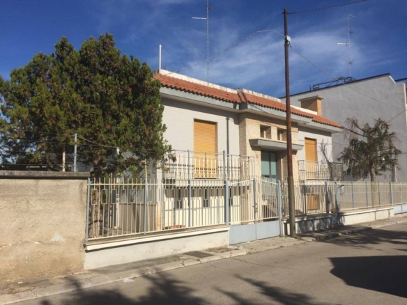 VILLA UNIFAMILIARE CON AMPIO GIARDINO.