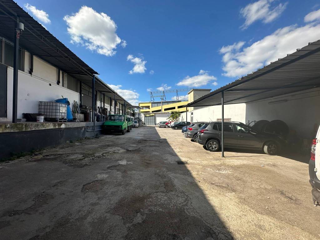 CAPANNONE CON PIAZZALE