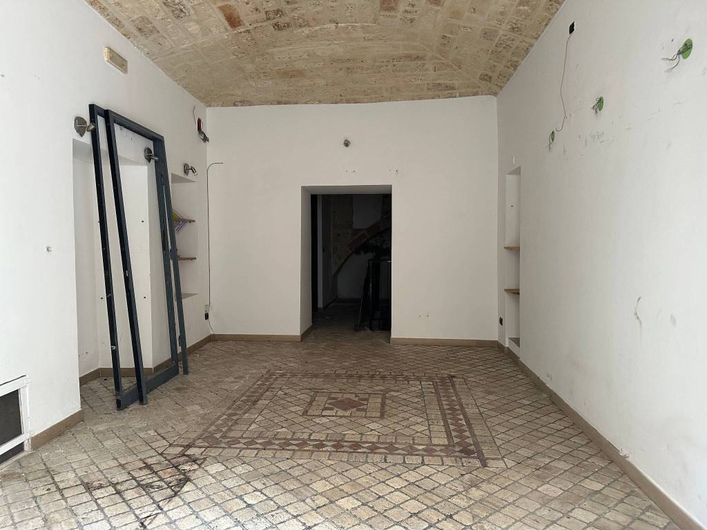 Modugno locale commerciale