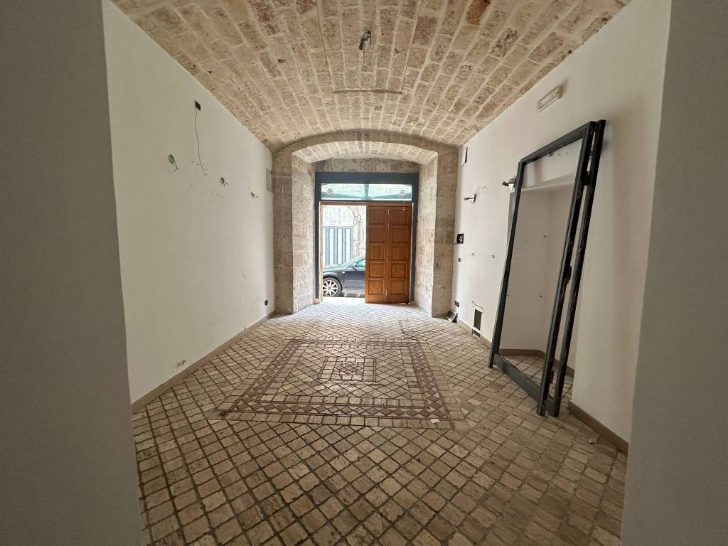 Modugno locale commerciale