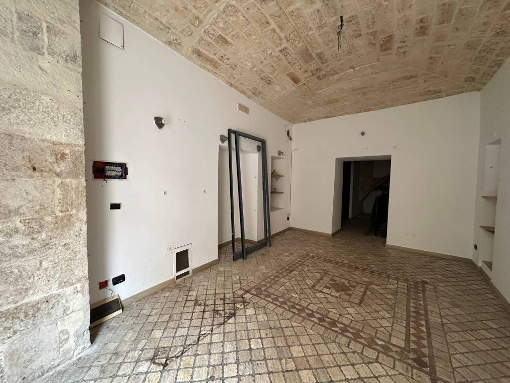 Modugno locale commerciale