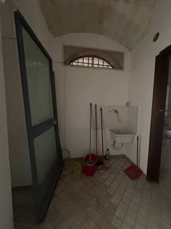 Modugno locale commerciale