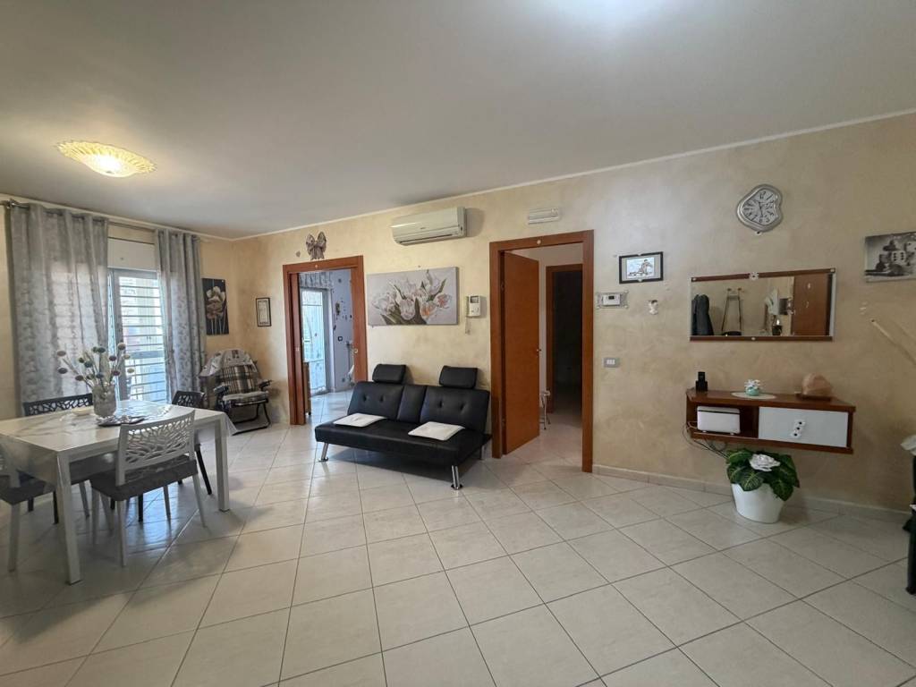 AMPIO TRILOCALE CON POSTO AUTO E CANTINA