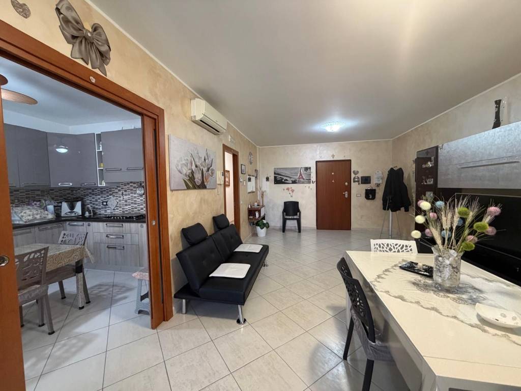 AMPIO TRILOCALE CON POSTO AUTO E CANTINA