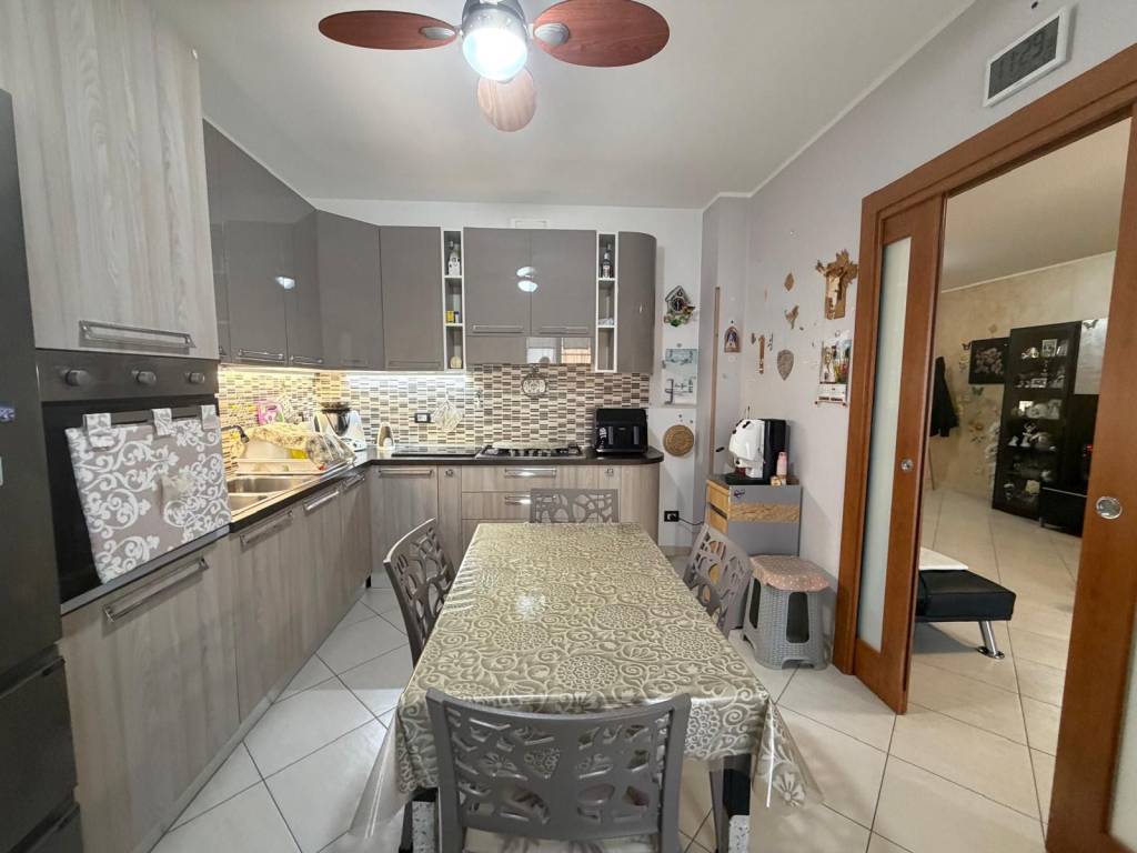 AMPIO TRILOCALE CON POSTO AUTO E CANTINA