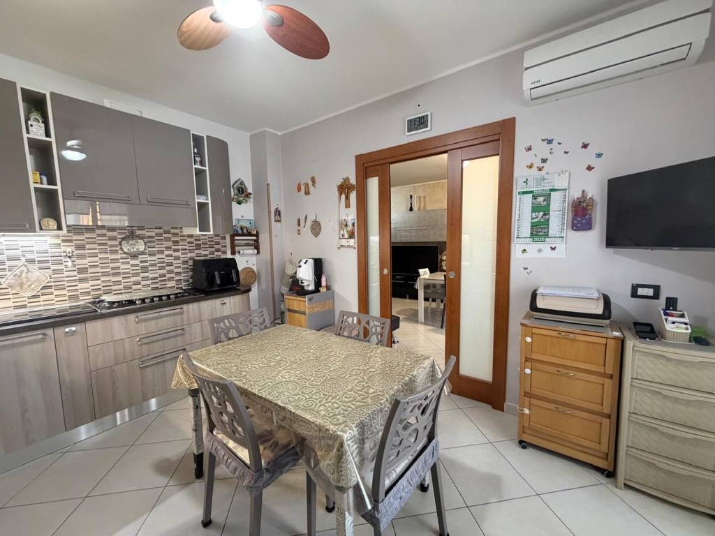 AMPIO TRILOCALE CON POSTO AUTO E CANTINA