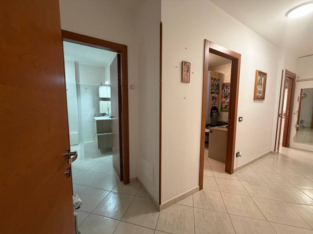 AMPIO TRILOCALE CON POSTO AUTO E CANTINA