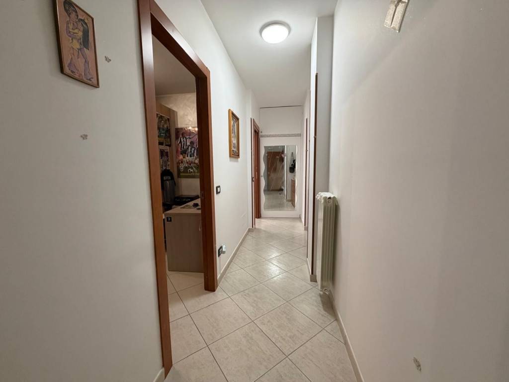 AMPIO TRILOCALE CON POSTO AUTO E CANTINA