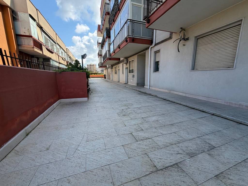 AMPIO TRILOCALE CON POSTO AUTO E CANTINA