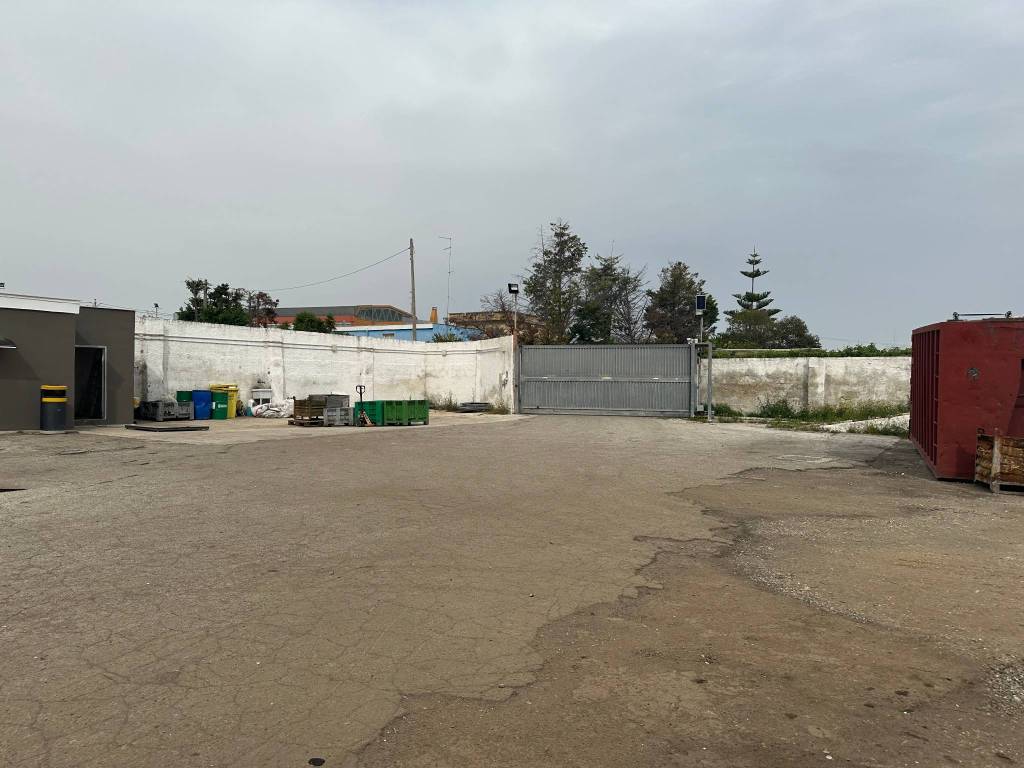 Uffici/commerciale + piazzale recintato