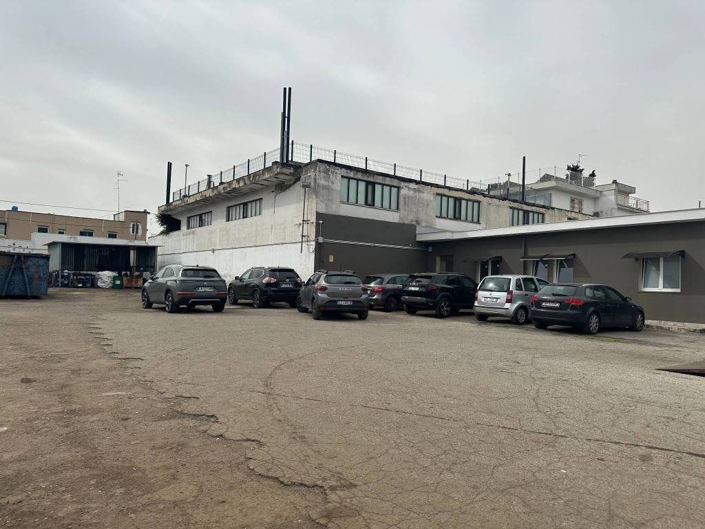 Uffici/commerciale + piazzale recintato
