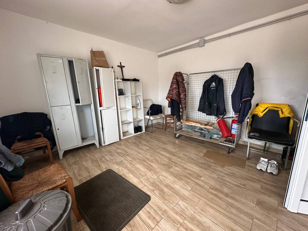 Uffici/commerciale + piazzale recintato
