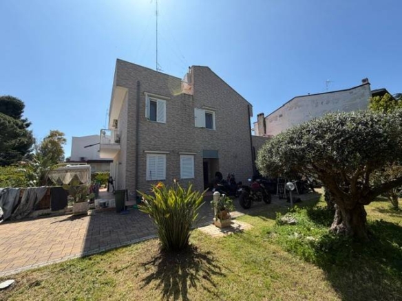 VILLA INDIPENDENTE CON AMPIO GIARDINO