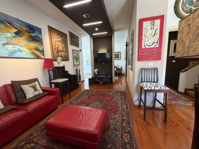VILLA INDIPENDENTE CON AMPIO GIARDINO