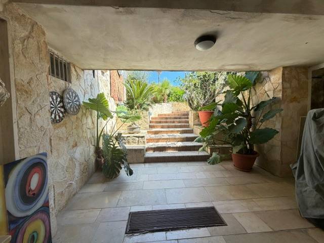 VILLA INDIPENDENTE CON AMPIO GIARDINO