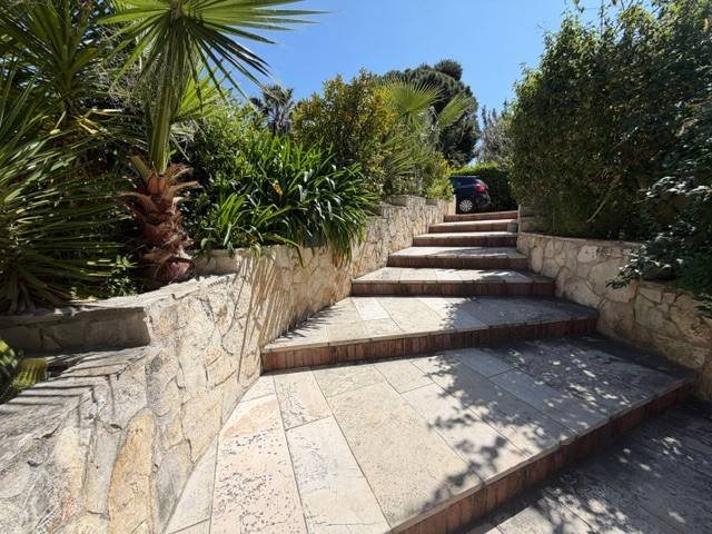 VILLA INDIPENDENTE CON AMPIO GIARDINO