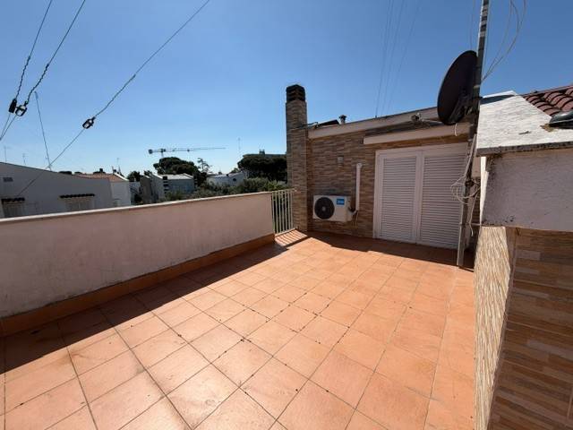 VILLA INDIPENDENTE CON AMPIO GIARDINO