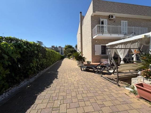VILLA INDIPENDENTE CON AMPIO GIARDINO