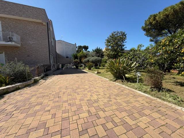 VILLA INDIPENDENTE CON AMPIO GIARDINO