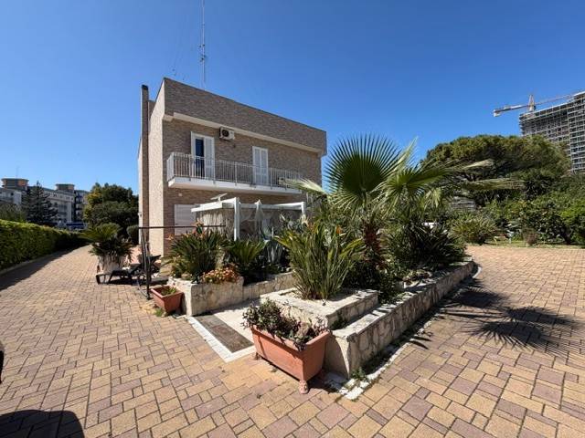 VILLA INDIPENDENTE CON AMPIO GIARDINO