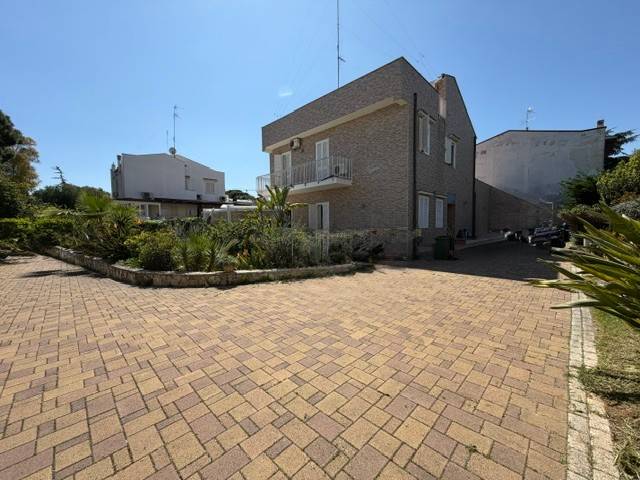 VILLA INDIPENDENTE CON AMPIO GIARDINO