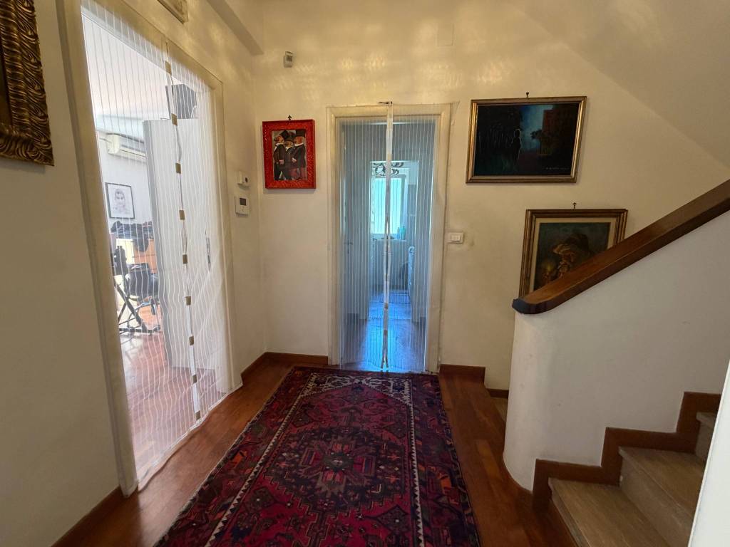 VILLA INDIPENDENTE CON AMPIO GIARDINO
