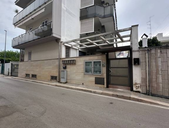 Modugno trilocale con terrazzo e box auto
