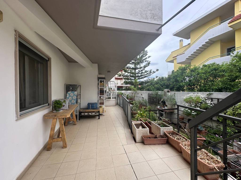 Modugno trilocale con terrazzo e box auto