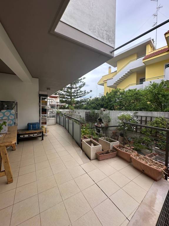 Modugno trilocale con terrazzo e box auto