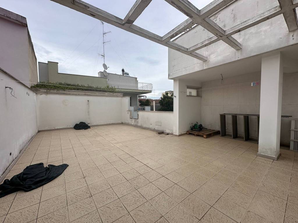 Modugno trilocale con terrazzo e box auto